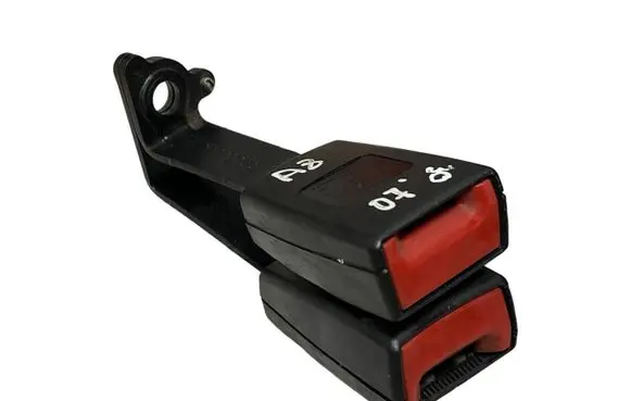 Middle seatbelt buckle (rear)