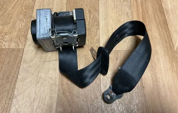 Volkswagen PASSAT B5 Rear seatbelt 040149 071723020