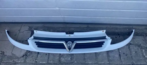 Opel Vivaro Front bumper upper radiator grill