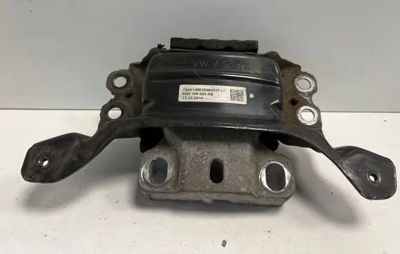 Volkswagen PASSAT B8 Engine mount bracket 5Q0199555AB