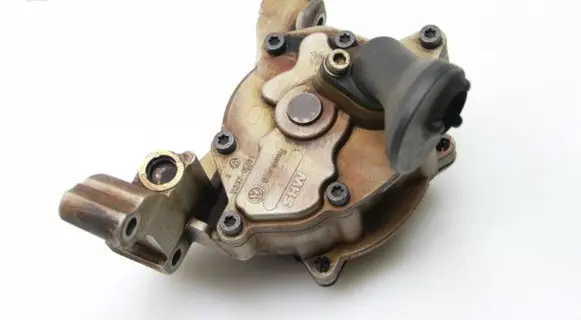Volkswagen Golf V Oil pump 03C105H