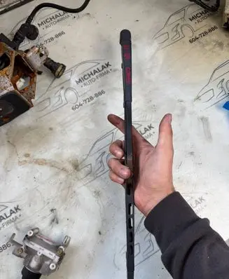 Rear wiper blade arm