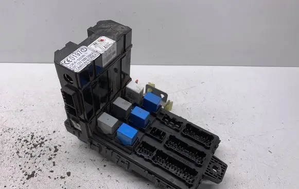 Hyundai Santa Fe Fuse module 9118826105 SM04MY 05303N