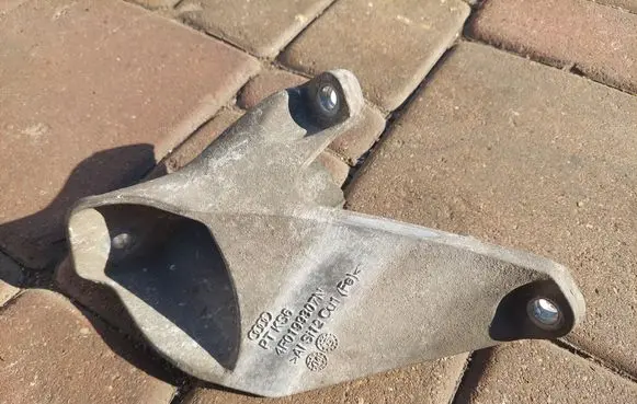 Audi A6 S6 C6 4F Engine mounting bracket 4F0199307N