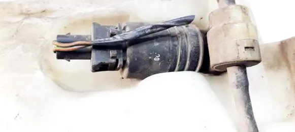 Volkswagen Golf III Windscreen/windshield washer pump