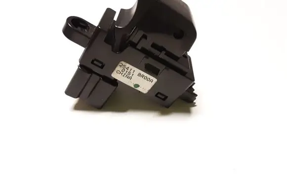 Nissan Qashqai Electric window control switch 25411BR00A