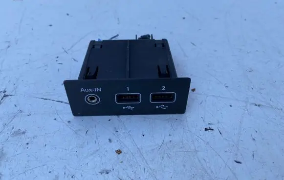 Renault Zoe USB socket connector 33352430