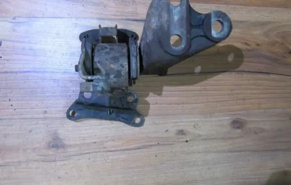 Mazda 323 F Engine mount bracket