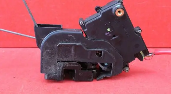 Mazda 323 Front door lock MAZDA 323