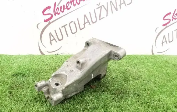 Mercedes-Benz S W222 Engine mounting bracket A6422237304