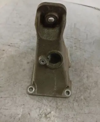 Suzuki Grand Vitara I Engine mounting bracket