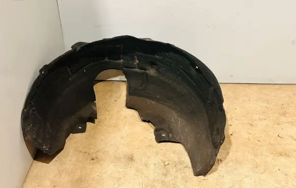 Rear arch fender liner splash guards