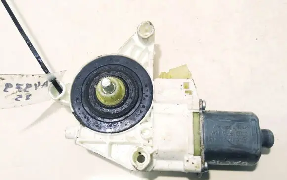 Mercedes-Benz C AMG W204 Rear door window regulator motor a2048200542 961110-100