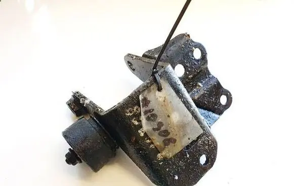 Toyota Corolla Verso AR10 Engine mounting bracket