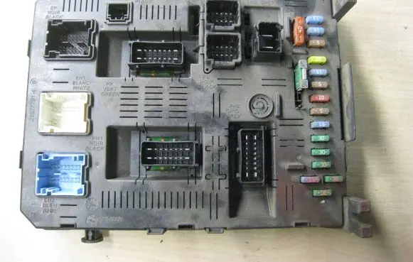 Citroen C3 Fuse module 9660105680 BSI2004H0201