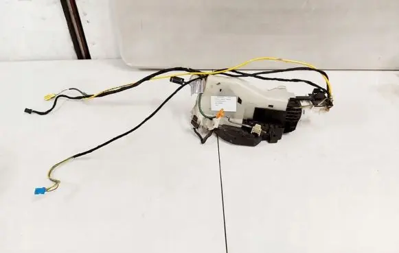 Mercedes-Benz S W220 Front door lock 2207200835