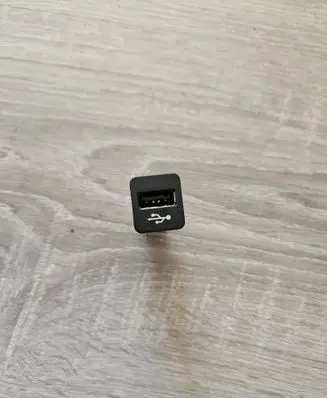 BMW X5 E70 USB socket connector 916719601 9167196