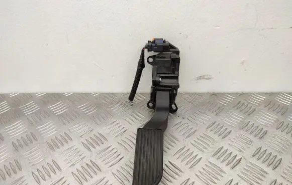 Accelerator throttle pedal