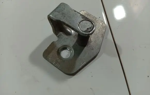 Opel Astra H Front door lock loop/hook striker 