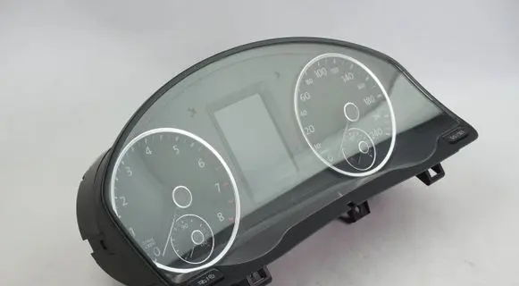 Volkswagen Tiguan Speedometer (instrument cluster) 5N0920883B