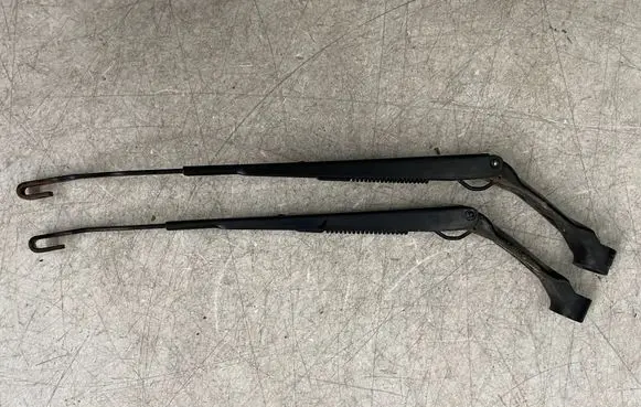 Toyota Land Cruiser (J120) Front wiper blade arm