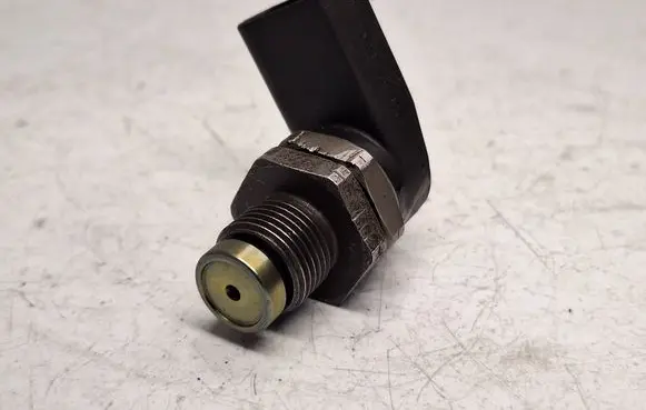 BMW X6 E71 Fuel pressure sensor 0281002497 13537787167