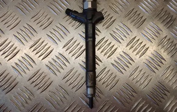 Toyota Avensis T250 Fuel injector 236700R180