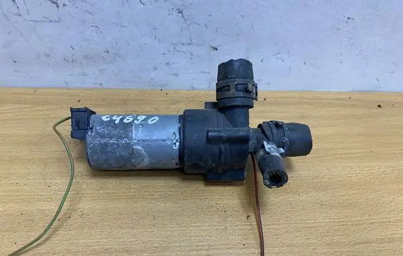 Mercedes-Benz E W210 Water pump 0018353564 C4690