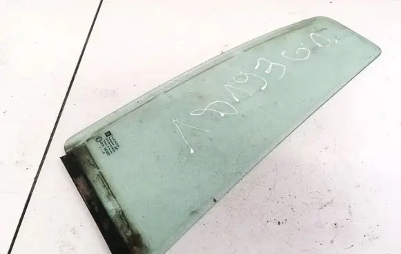 Rear vent window glass