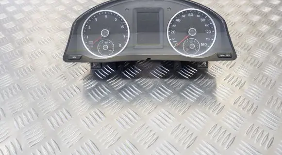 Volkswagen Tiguan Speedometer (instrument cluster) 5N0920961A