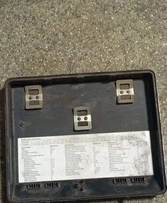 BMW 5 E34 Fuse box cover 1374029