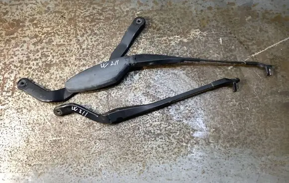 Front wiper blade arm