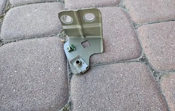 Opel Insignia B Fender mounting bracket 39077425