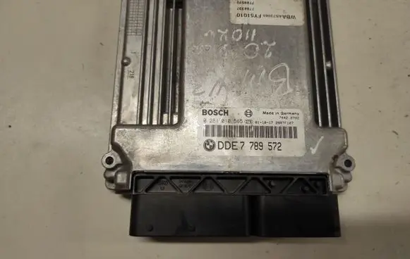 BMW 5 E39 Engine control unit/module 0281010565