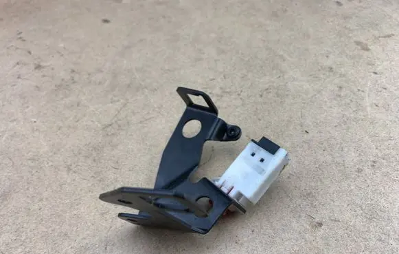 BMW 5 E39 Engine mounting bracket 8360853 61318360853