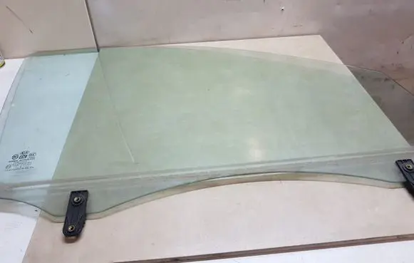 KIA Sorento Front door window glass four-door