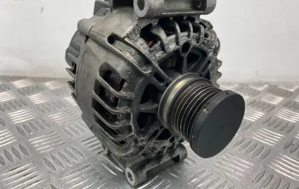Mercedes-Benz E W212 Generator/alternator A0009067902 212045110 2617417A