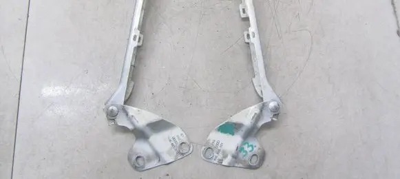 Engine bonnet/hood hinges
