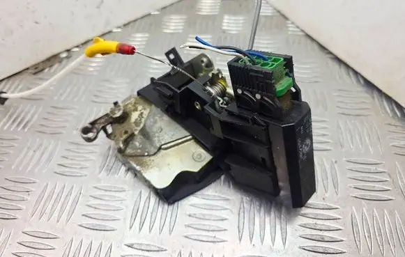 BMW 5 E39 Rear door lock 8352165 67118352165