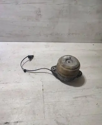 Engine mount vacuum valve