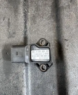 Volkswagen Touran I Air pressure sensor 038906051C 0281002401