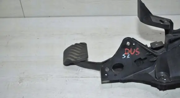 Dacia Duster II Brake pedal 8201606986