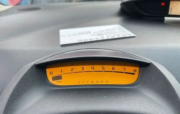 Speedometer (instrument cluster)