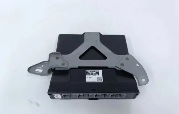 Toyota Prius c Engine control unit/module 8998152060 2850003290