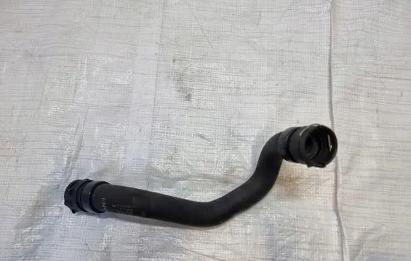 Engine coolant pipe/hose