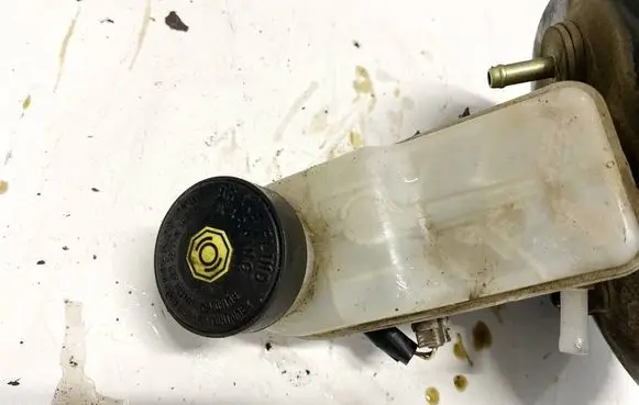 Brake fluid reservoir