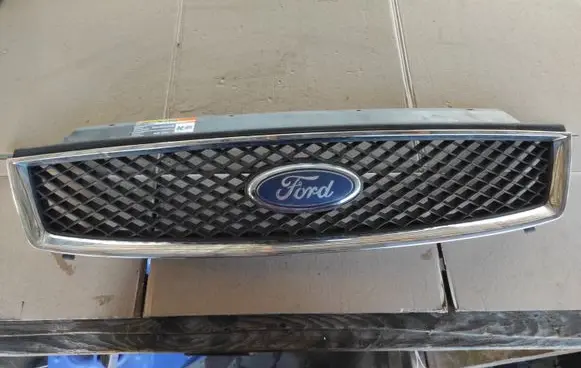 Ford C-MAX I Front bumper upper radiator grill