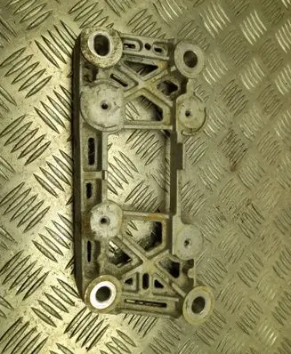 Engine mounting bracket