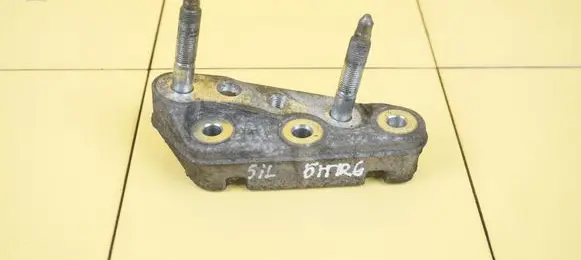 Toyota Avensis T270 Engine mounting bracket N47C16A