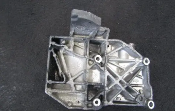 Volkswagen PASSAT B5 Engine mounting bracket 038260885C